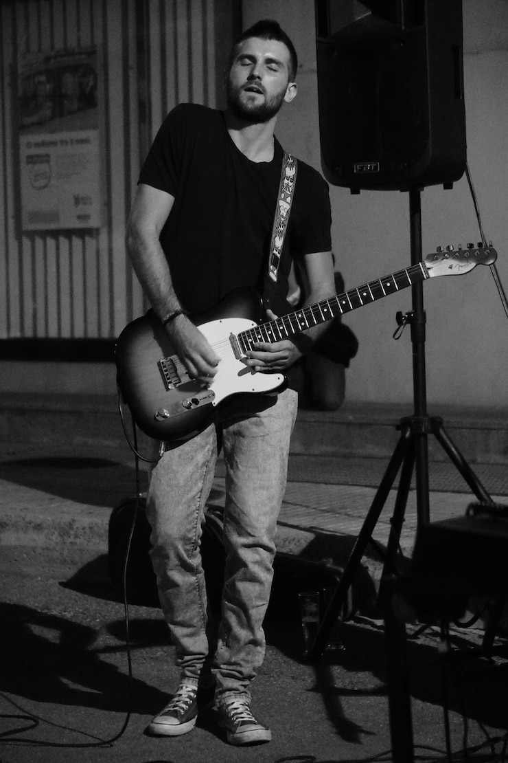Foto homem a tocar guitarra