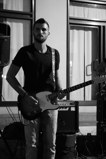 Homem a tocar guitarra