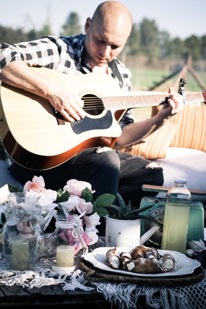 Foto homem a tocar guitarra