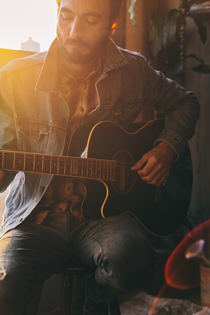 Foto homem a tocar guitarra