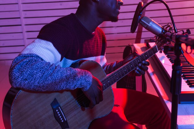 Foto homem a tocar guitarra