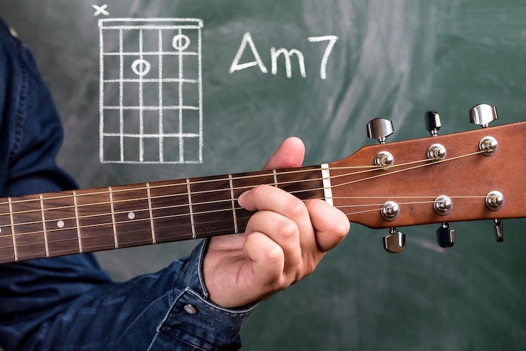Foto homem a tocar guitarra