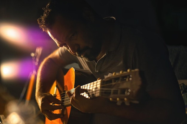 Foto homem a tocar guitarra