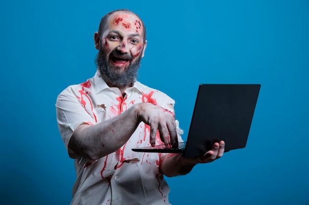Homem a trabalhar como um zumbi a introduzir dados no fundo de um estúdio de notebooks.