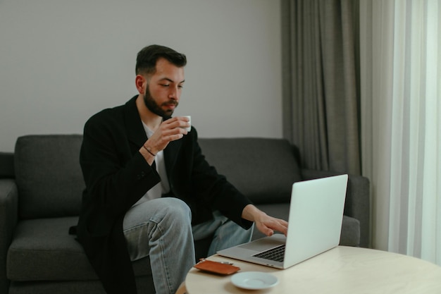 Homem a trabalhar em casa