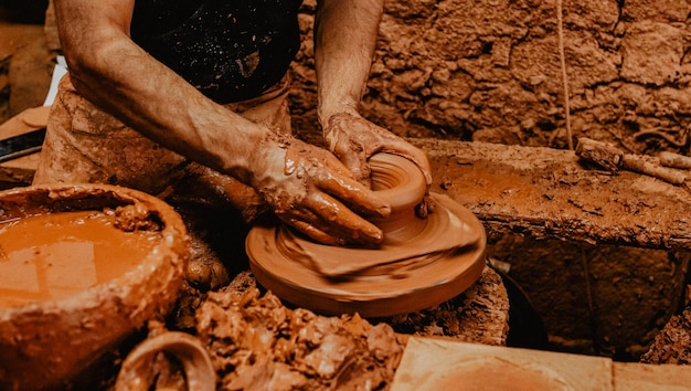 Foto homem a trabalhar em cerâmica