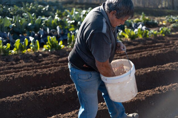 Foto homem a trabalhar em terra