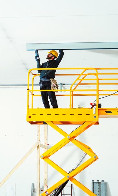 Foto homem a trabalhar na construção