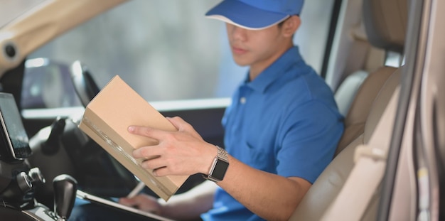 Foto homem a trabalhar no autocarro