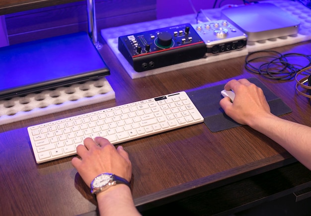 Foto homem a trabalhar no computador num estúdio de música