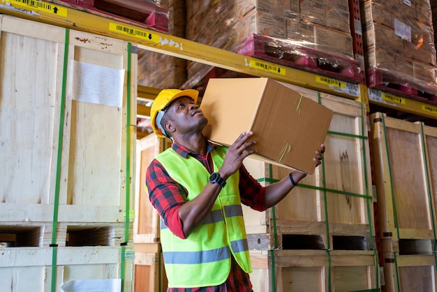 Foto homem a trabalhar num canteiro de obras