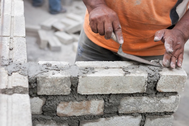 Foto homem a trabalhar num canteiro de obras