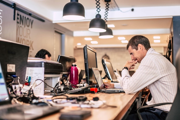 Foto homem a trabalhar num espaço de coworking