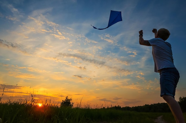 Foto homem a voar com uma cometa em baixo ângulo