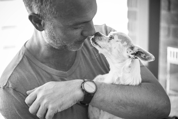 Foto homem abraçando cão