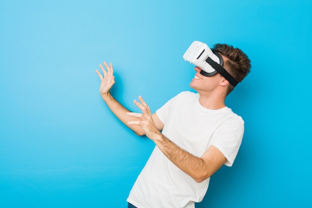 Homem adolescente usando um óculos de realidade virtual