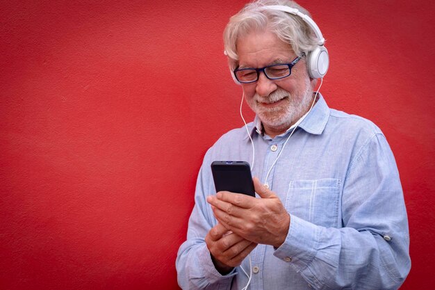 Foto homem adulto a usar telemóvel