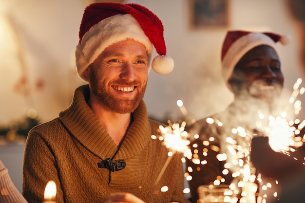 Homem adulto, aproveitando a celebração de Natal