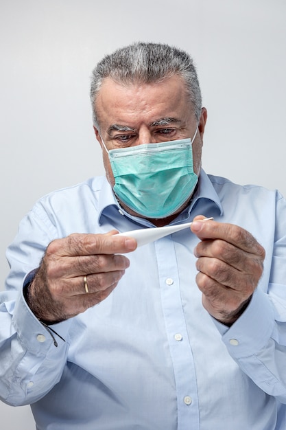 Foto homem adulto com máscara protetora para coronavírus