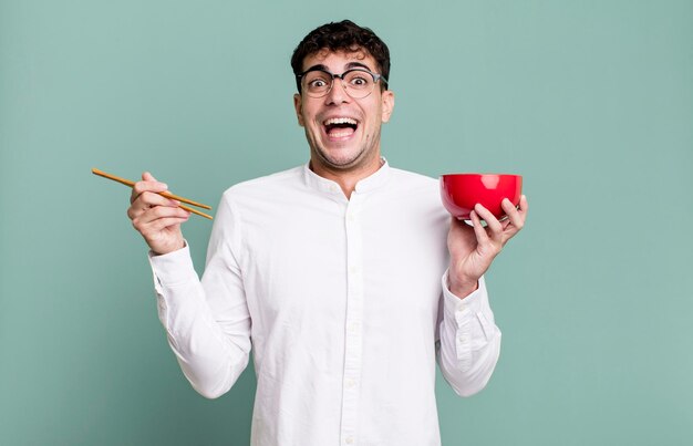 Homem adulto com uma tigela de ramen