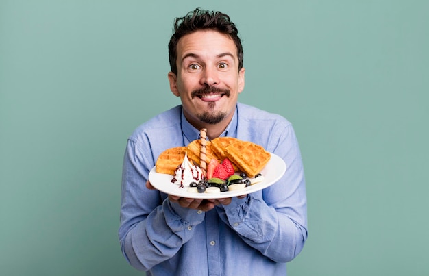 Homem adulto comendo waffles no café da manhã