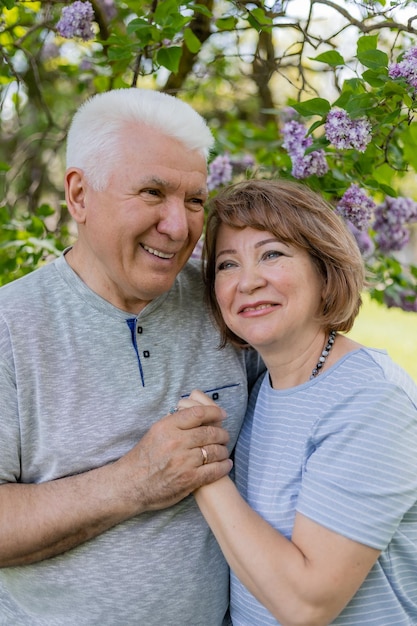 homem adulto e mulher abraçando ao ar livre retrato de um feliz encontro romântico de família amorosa