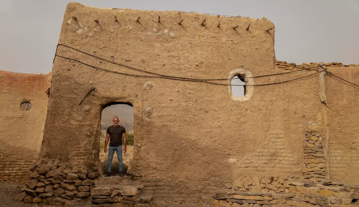 Foto homem adulto em filme ambientado no deserto de tabernas, almeria, espanha