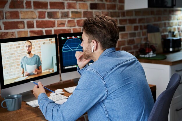 Foto homem adulto está a fazer um curso de gestão online