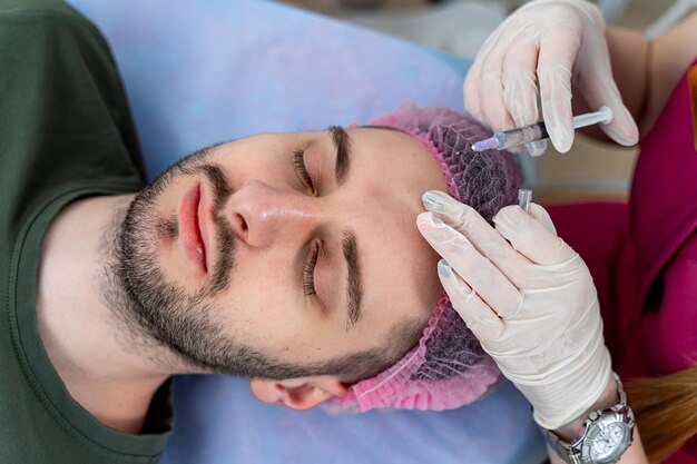 Homem adulto fazendo cosmetologia moderna. Saúde e cuidados com a pele.