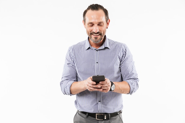 Homem adulto feliz usando telefone celular.