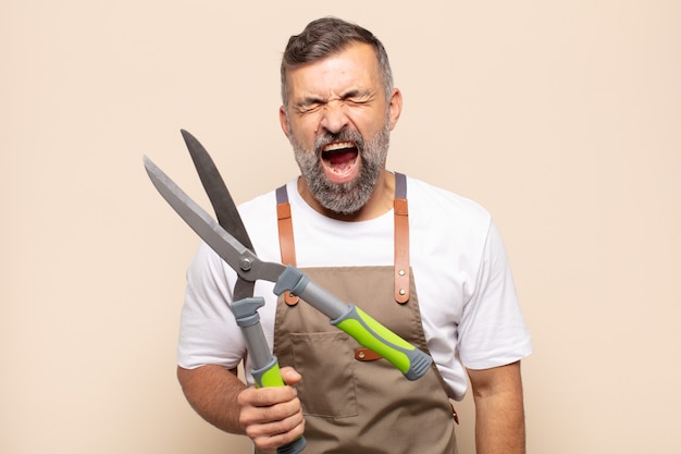 Homem adulto gritando agressivamente, parecendo muito zangado, frustrado, indignado ou irritado, gritando não