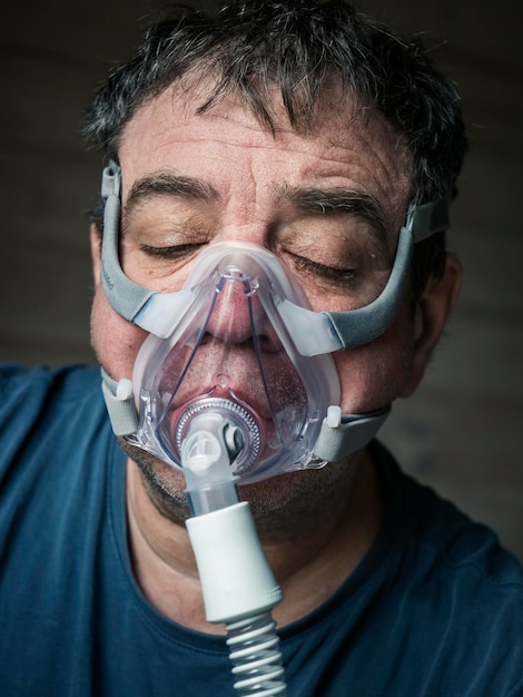 Foto homem adulto infectado pelo coronavírus covid-19 com uma máscara de oxigênio no rosto