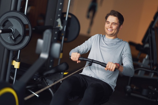 homem adulto malhando em uma academia