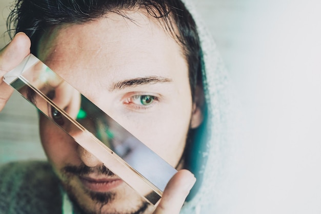 Homem adulto médio a usar prisma