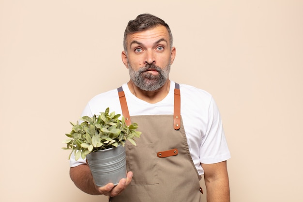 Homem adulto parecendo perplexo e confuso, mordendo o lábio com um gesto nervoso, sem saber a resposta para o problema