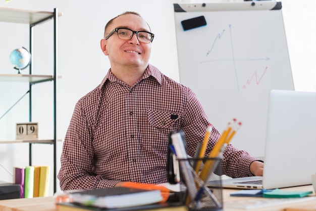 Homem adulto positivo no escritório