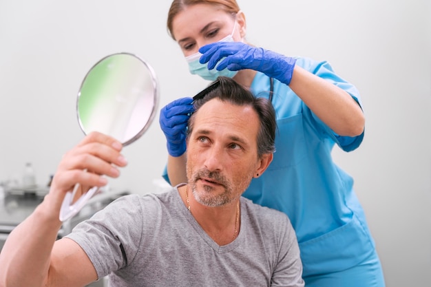 Foto homem adulto recebendo tratamento para queda de cabelo