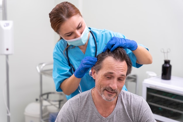 Homem adulto recebendo tratamento para queda de cabelo