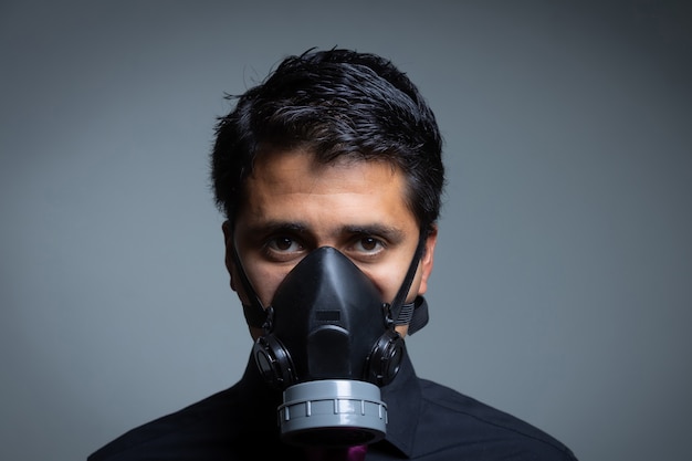 Homem adulto se protegendo com uma máscara da pandemia do coronavírus