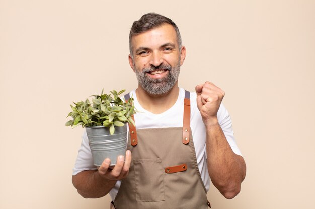 Homem adulto se sentindo chocado, animado e feliz, rindo e comemorando o sucesso, dizendo uau!