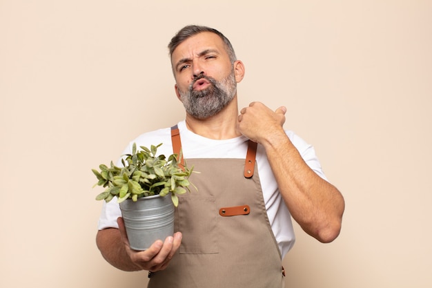 Homem adulto se sentindo estressado, ansioso, cansado e frustrado, puxando o pescoço da camisa, parecendo frustrado com o problema