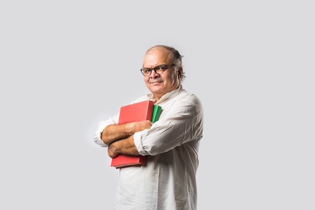 Foto homem adulto sênior indiano lendo livro ou jornal - conceito de passatempo ou lazer