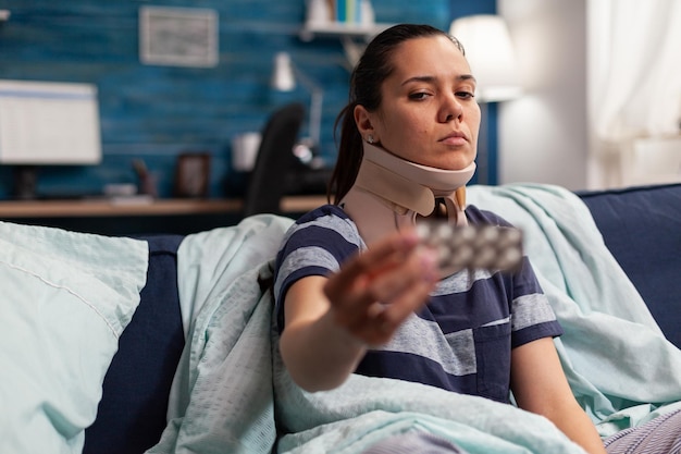 Foto homem adulto sentado na cama