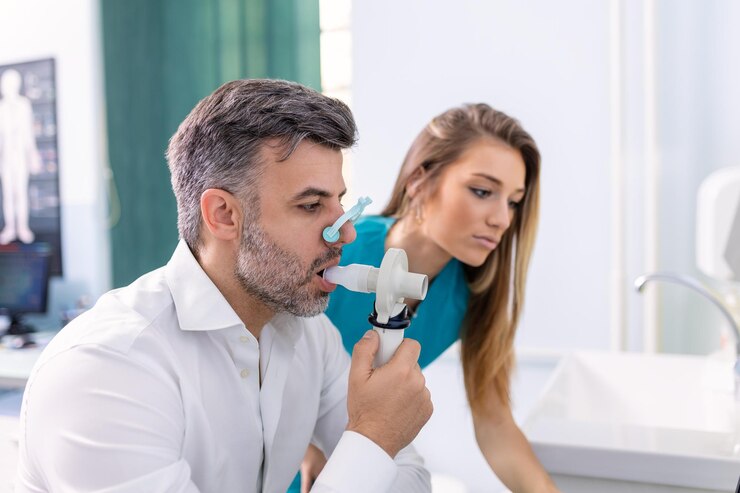 Foto homem adulto testando a função respiratória por espirometria com problema de saúde diagnóstico da função respiratória na doença pulmonar