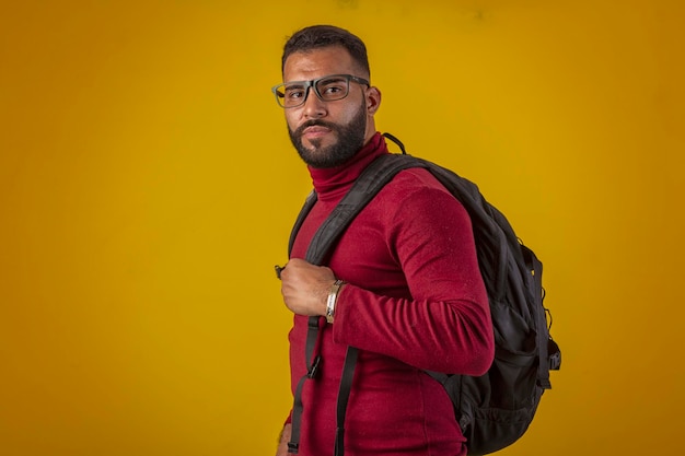 Foto homem adulto usando óculos com barba com uma mochila escolar