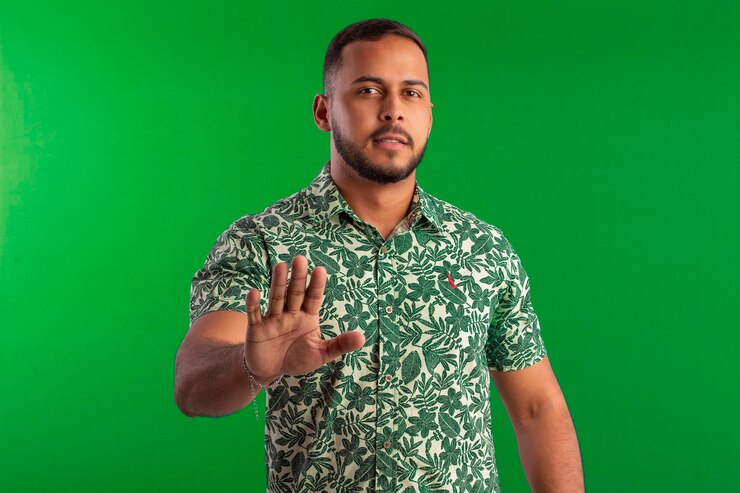 Foto homem adulto vestindo barba pequena com camisa floral em estúdio filmado com fundo verde