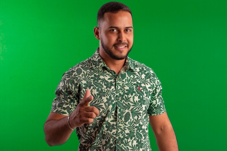 Foto homem adulto vestindo barba pequena com camisa floral em estúdio filmado com fundo verde