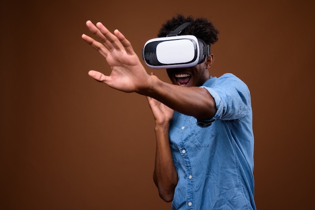 Homem africano curtindo realidade virtual usando óculos de realidade virtual