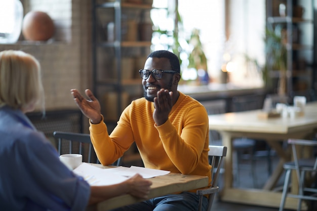 Homem Africano, desfrutando de reunião de trabalho a sorrir