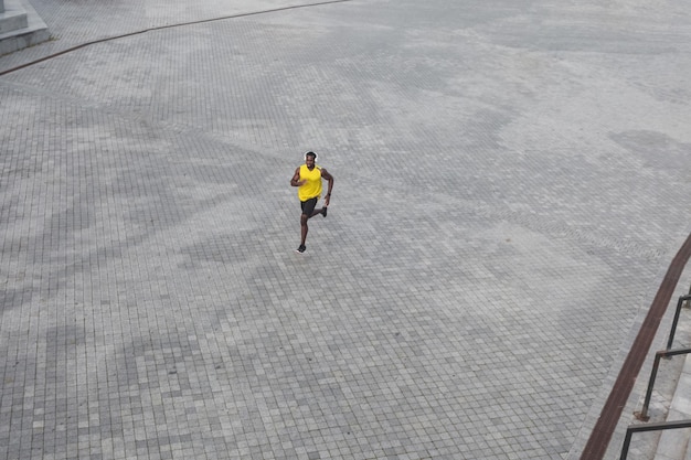 Homem africano esportivo correndo pela manhã